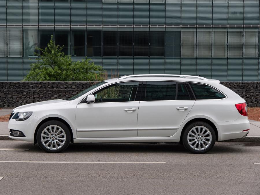  Skoda Superb Combi 2013 года  (фото 11 из 21)